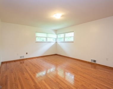 681 Easton Ave - Photo Thumbnail 8