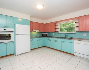 681 Easton Ave - Photo Thumbnail 5