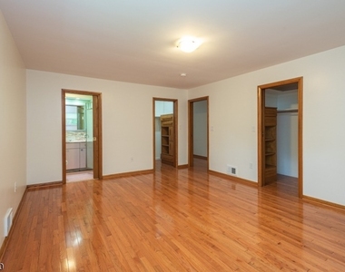 681 Easton Ave - Photo Thumbnail 9