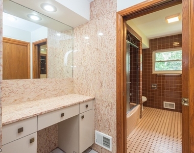 681 Easton Ave - Photo Thumbnail 13