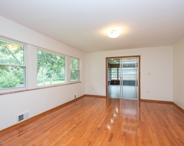 681 Easton Ave - Photo Thumbnail 6