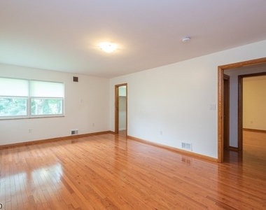 681 Easton Ave - Photo Thumbnail 12