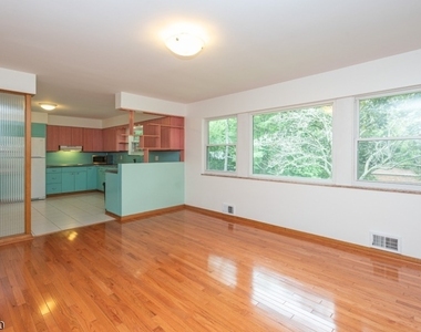 681 Easton Ave - Photo Thumbnail 7