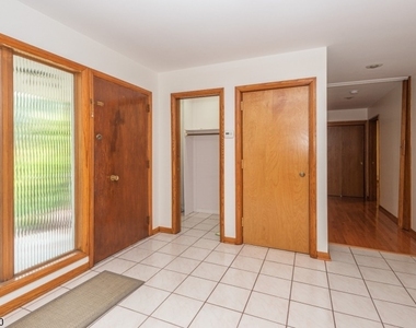 681 Easton Ave - Photo Thumbnail 2
