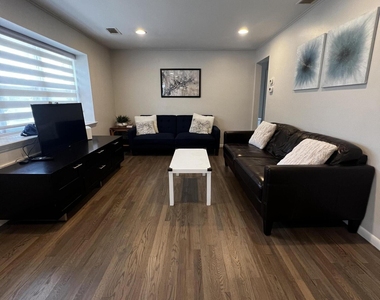 1000 Woodgate Avenue - Photo Thumbnail 2