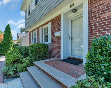 720 Crescent Place - Photo Thumbnail 2