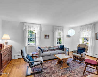 720 Crescent Place - Photo Thumbnail 3