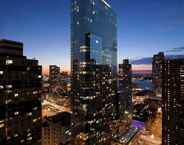 West 42nd Street - Photo Thumbnail 16