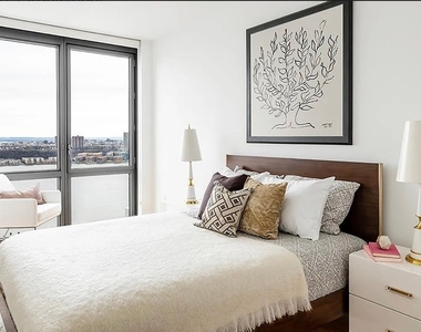 West 57th Street - Photo Thumbnail 4