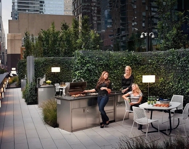 West 42nd Street - Photo Thumbnail 8