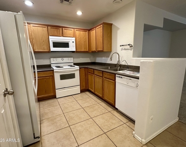 5809 E Hampton Avenue - Photo Thumbnail 4