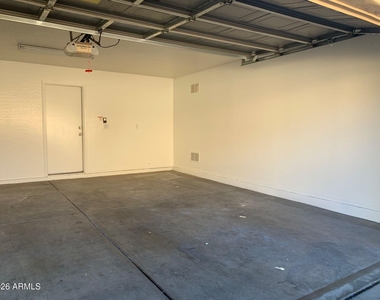 5809 E Hampton Avenue - Photo Thumbnail 16