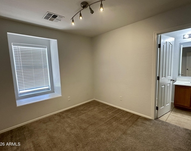5809 E Hampton Avenue - Photo Thumbnail 10