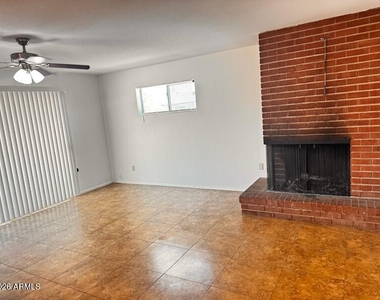 133 E Del Rio Drive - Photo Thumbnail 5