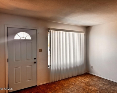 133 E Del Rio Drive - Photo Thumbnail 3