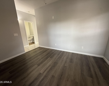 10823 N 70th Avenue - Photo Thumbnail 7