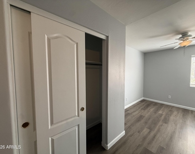 10823 N 70th Avenue - Photo Thumbnail 18