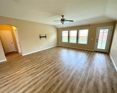 221 Creekwood Drive - Photo Thumbnail 4