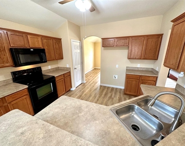 221 Creekwood Drive - Photo Thumbnail 6