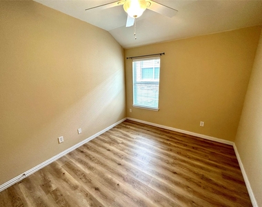 221 Creekwood Drive - Photo Thumbnail 11