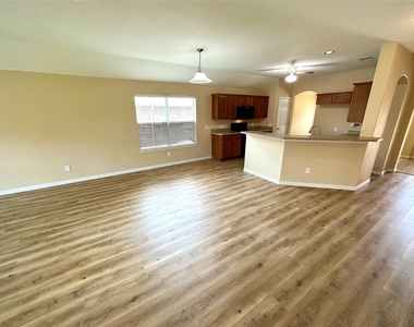 221 Creekwood Drive - Photo Thumbnail 5