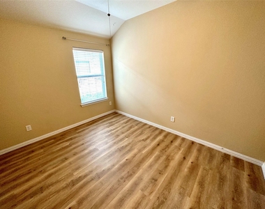 221 Creekwood Drive - Photo Thumbnail 10