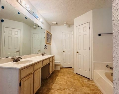 5524 Royal Meadow Lane - Photo Thumbnail 4
