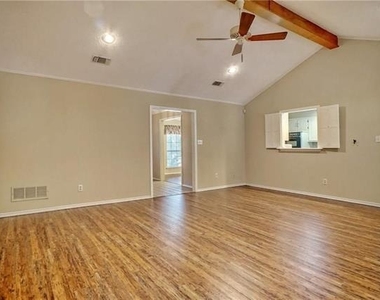 5705 Royal Club Drive - Photo Thumbnail 8