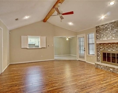 5705 Royal Club Drive - Photo Thumbnail 7