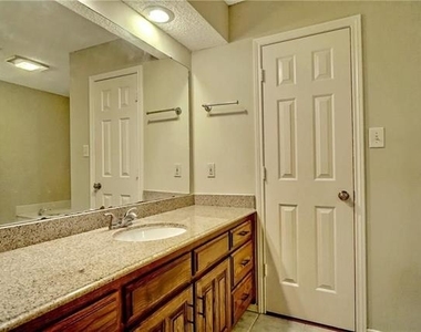 5705 Royal Club Drive - Photo Thumbnail 19