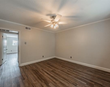 7706 Meadow Road - Photo Thumbnail 15