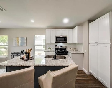 2617 Ryan Avenue - Photo Thumbnail 6