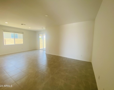 5531 S 23rd Drive - Photo Thumbnail 4