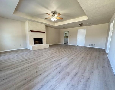 528 Post Oak Lane - Photo Thumbnail 6