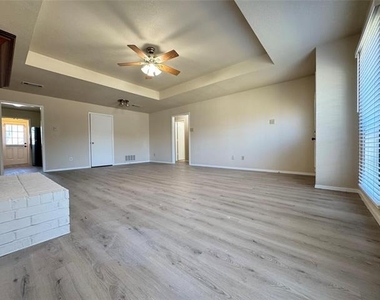 528 Post Oak Lane - Photo Thumbnail 7