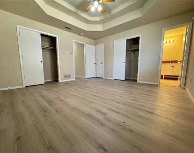 528 Post Oak Lane - Photo Thumbnail 3