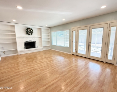 811 E Chilton Drive - Photo Thumbnail 15