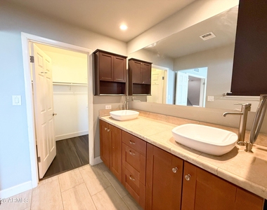811 E Chilton Drive - Photo Thumbnail 24