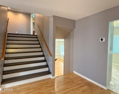 811 E Chilton Drive - Photo Thumbnail 5