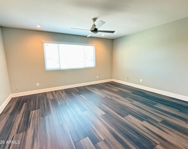 811 E Chilton Drive - Photo Thumbnail 18