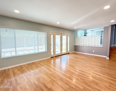 811 E Chilton Drive - Photo Thumbnail 17