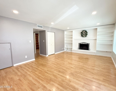 811 E Chilton Drive - Photo Thumbnail 16