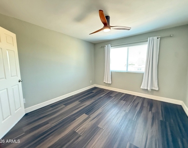 811 E Chilton Drive - Photo Thumbnail 27