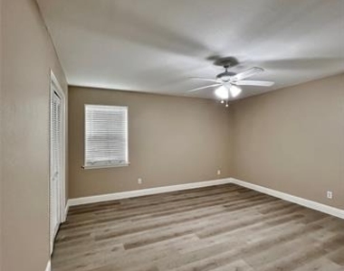 1914 W Northgate Drive - Photo Thumbnail 18