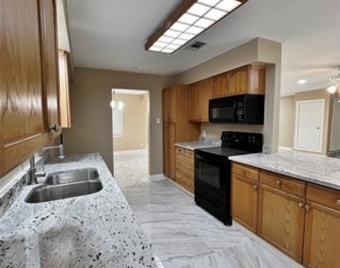 1914 W Northgate Drive - Photo Thumbnail 7