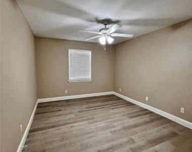 1914 W Northgate Drive - Photo Thumbnail 12