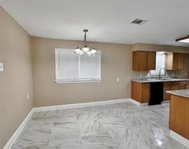 1914 W Northgate Drive - Photo Thumbnail 8