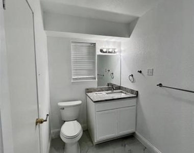 1914 W Northgate Drive - Photo Thumbnail 20