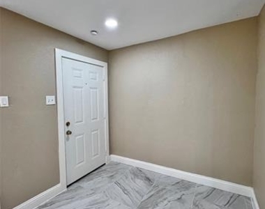 1914 W Northgate Drive - Photo Thumbnail 2