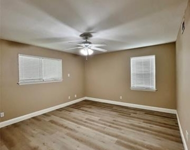 1914 W Northgate Drive - Photo Thumbnail 13